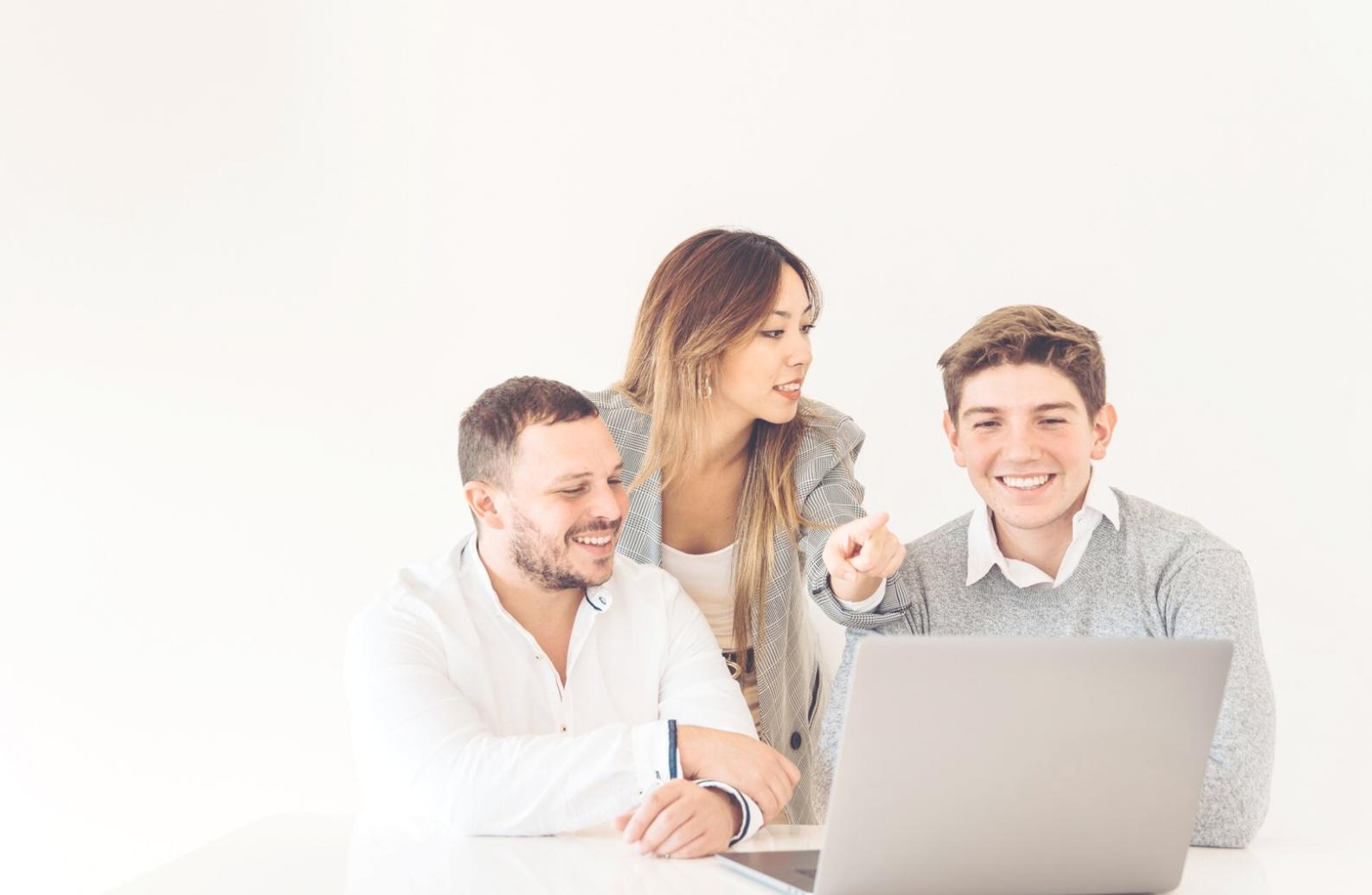 Arbeitsplatz mit Analysedokumenten und Bewertungsbögen
