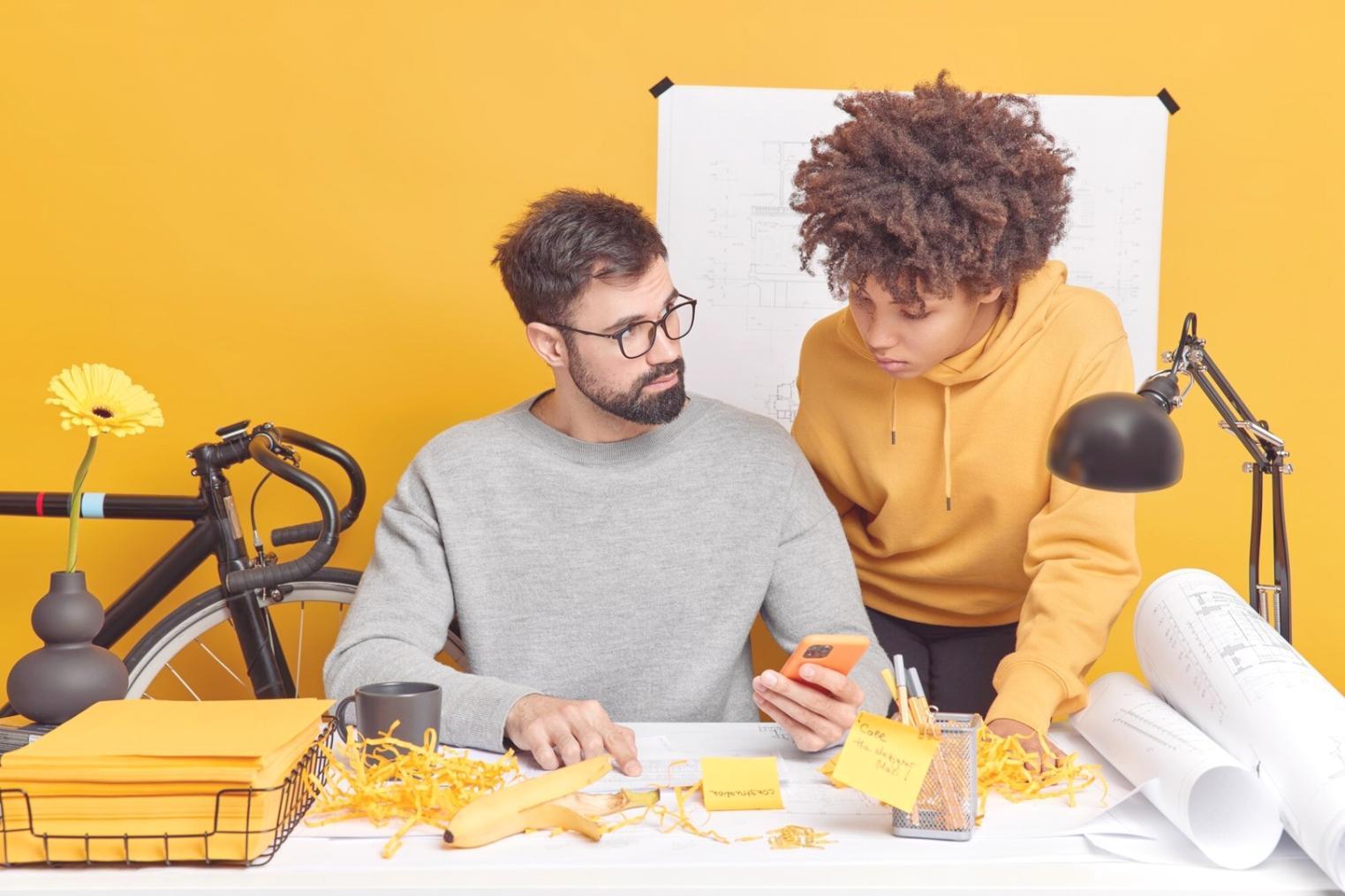 Professioneller Arbeitsplatz mit Laptop und Finanzanalyse-Dokumenten